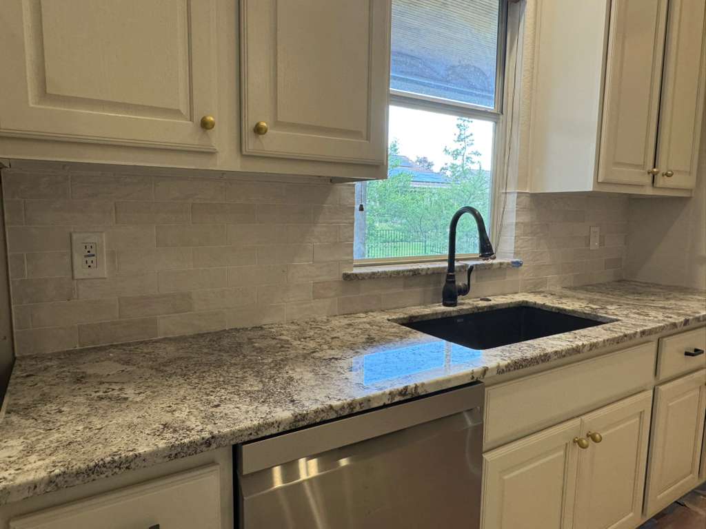 Backsplash de azulejo instalado junto al fregadero de la cocina
