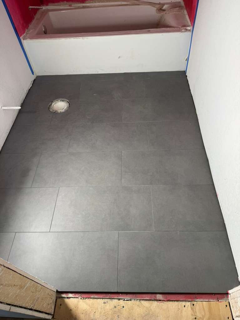 Piso de porcelanato gris de gran formato recién instalado