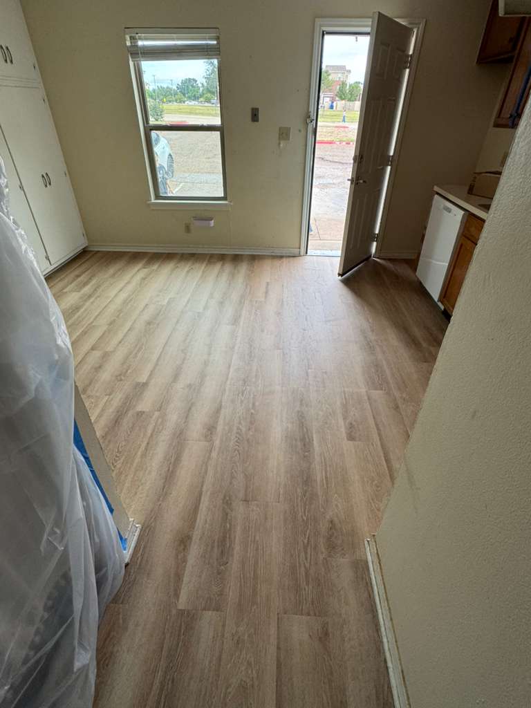 Piso LVP instalado en una sala amplia con luz natural